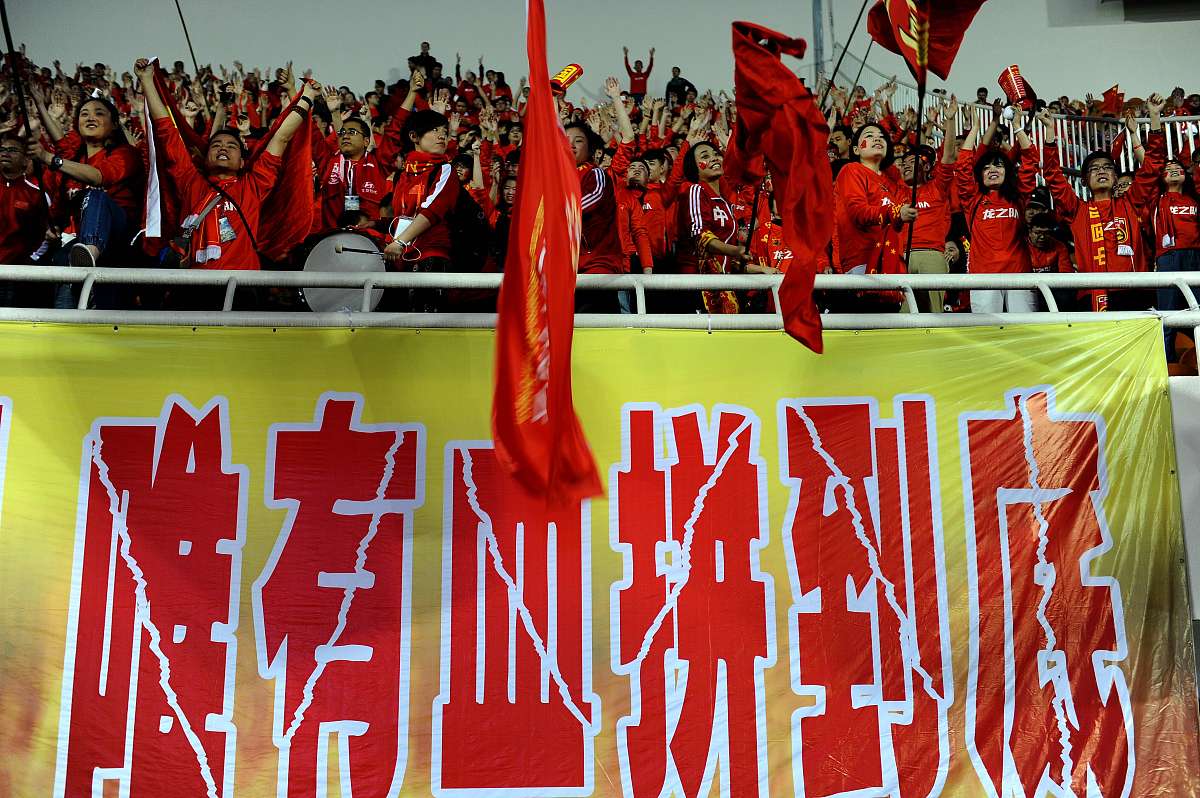 一场关键时刻球队士气高涨，取得胜利