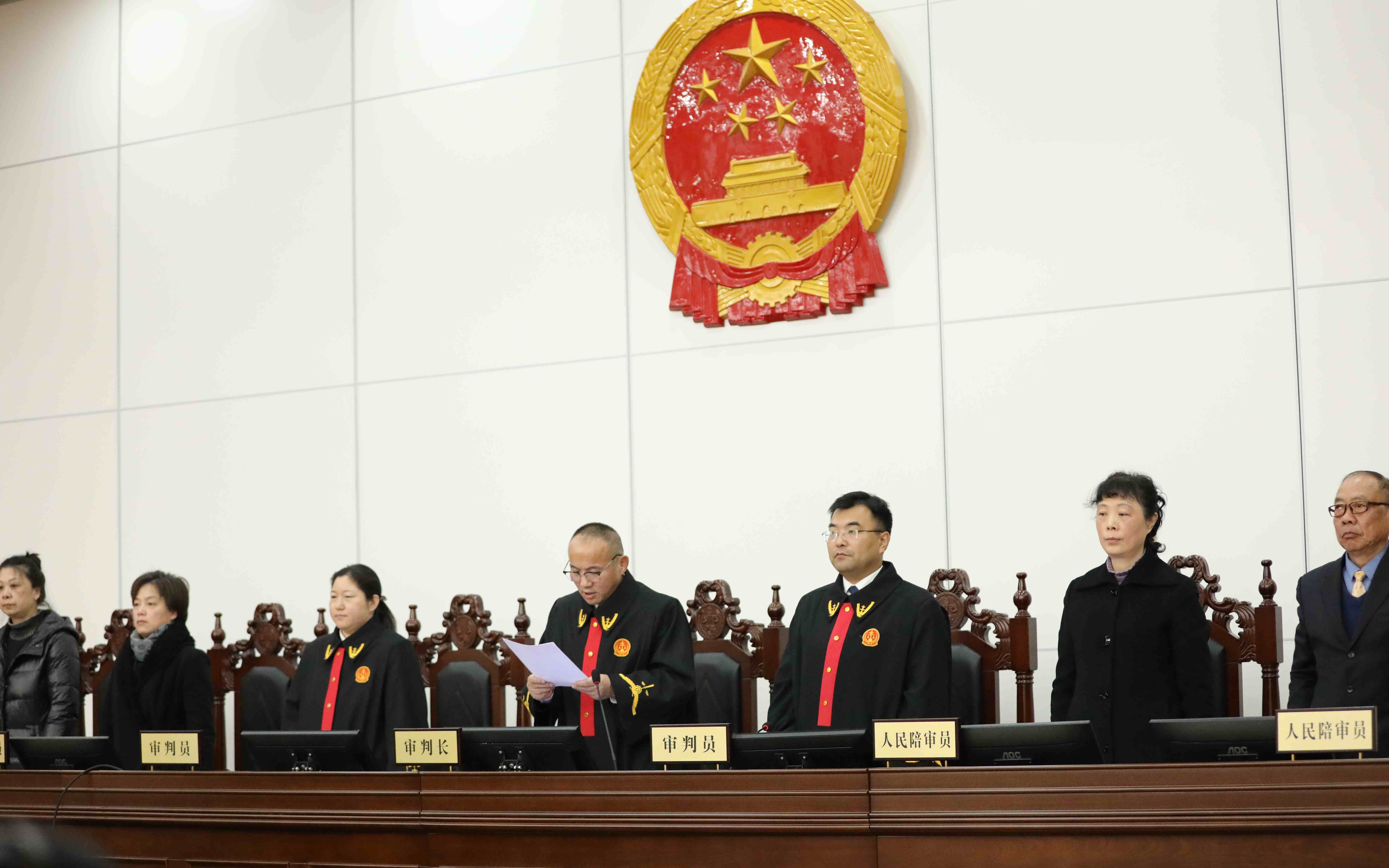 裁判判罚争议不断，现场气氛紧张混乱